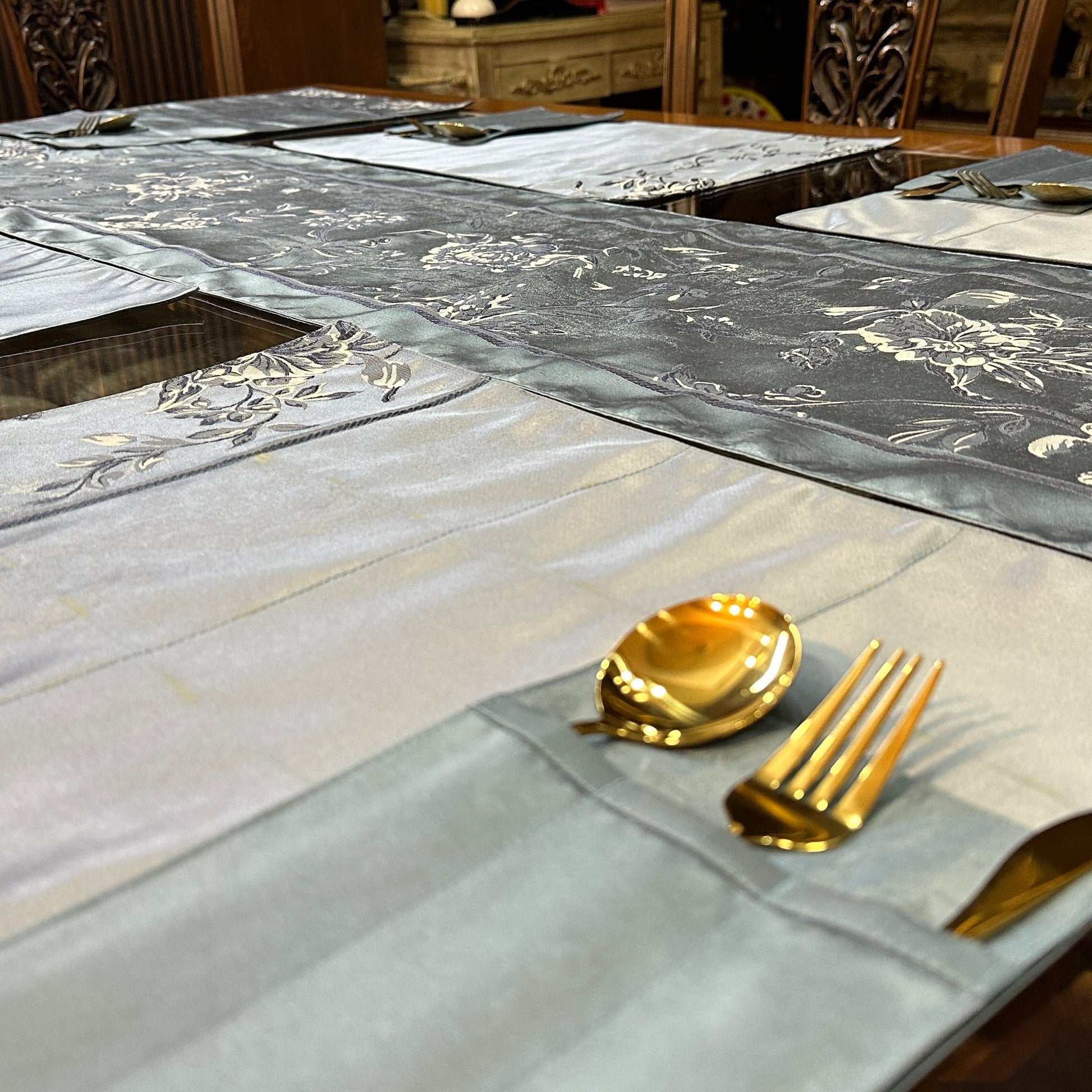 Sapphire Granduer Table Set